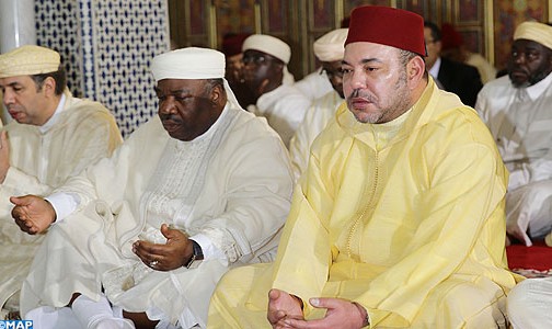 أمير المؤمنين يؤدي ، رفقة الرئيس الغابوني، صلاة الجمعة بمسجد الحسن الثاني بليبروفيل