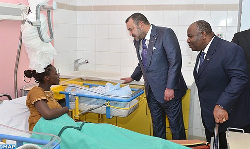 جلالة الملك والرئيس الغابوني يقومان بزيارة معهد علاج السرطان بالمركز الاستشفائي الجامعي (أوغوندجي)