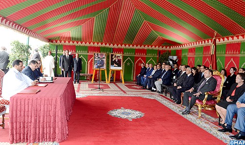 جلالة الملك يترأس بمرتيل حفل التوقيع على عشر اتفاقيات تتعلق بتنمية مشاريع تربية الأحياء البحرية بالمغرب