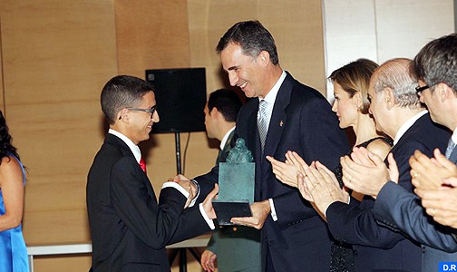 العاهل الاسباني الملك فيليبي السادس يسلم جائزة “أمير خيرونا” إلى المغربي امحمد العمراني