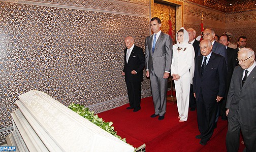 جلالة الملك فيليبي السادس والملكة ليتيثيا يزوران ضريح محمد الخامس بالرباط