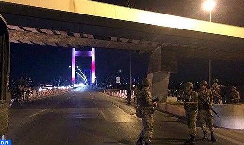 الجيش التركي يعلن تولي السلطة ويلديريم يندد بمحاولة “غير شرعية”