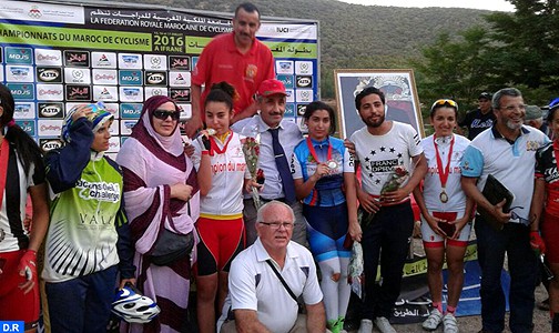 المتسابقة حكيمة المغرواي من نادي المسيرة بالعيون تتألق في بطولة المغرب للدراجات بمدينة إفران