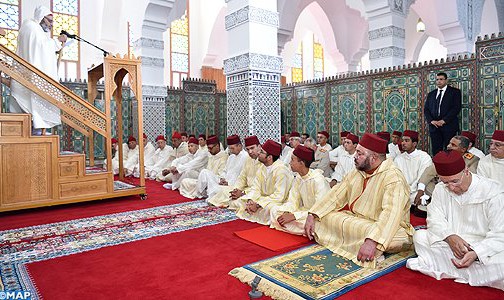 أمير المؤمنين يؤدي صلاة الجمعة بمسجد الإمام البخاري بطنجة