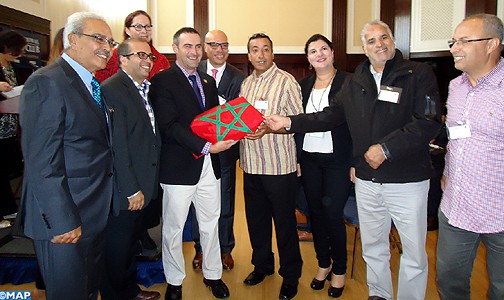 تسليم العلم المغربي لرئيس النادي الوطني للصحافة بواشنطن