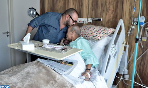 جلالة الملك يزور السيد عبد الرحمان اليوسفي بالمستشفى إثر إصابته بالتهاب رئوي