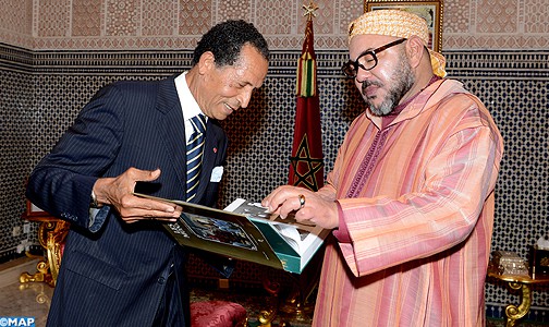 جلالة الملك يستقبل بدكار الفنان المصور محمد مرادجي الذي قدم لجلالته كتابه الجديد