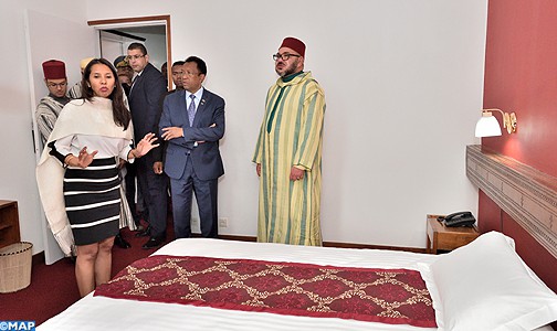 جلالة الملك يزور فندق “لي تيرم” بأنتسيرابي الذي أقام به جلالة المغفور له محمد الخامس إبان نفيه بمدغشقر