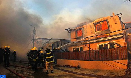 الشيلي ..احتراق حوالي 100 منزل وإصابة 19 شخصا على الأقل في حريق اندلع بتلال مدينة فالبارايزو الساحلية
