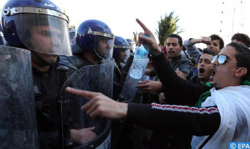 الجزائر.. اصطدامات بين الشرطة ومتظاهرين عقب الحكم على أحد نشطاء الحراك بسبع سنوات سجنا
