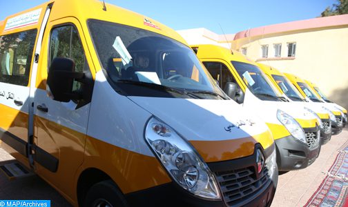 إقليم الحسيمة.. توزيع 18 حافلة للنقل المدرسي و7 سيارات إسعاف لفائدة الجماعات الترابية