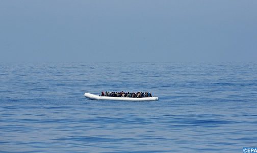 الداخلة: اعتراض قارب يقل 76 مرشحا للهجرة غير الشرعية (مصدر عسكري)