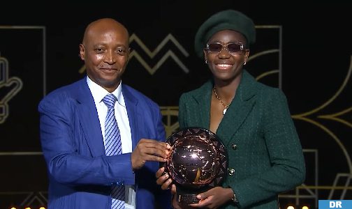 جوائز الكونفدرالية الإفريقية لكرة القدم (2023) : النيجيريية أسيسات أوشوالا تفوز بجائزة أفضل لاعبة إفريقية للسنة