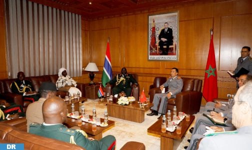 الفريق أول المفتش العام للقوات المسلحة الملكية يتباحث مع رئيس أركان الدفاع بغامبيا
