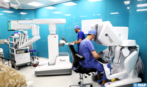 الدار البيضاء.. إجراء أولى العمليات الجراحية بالروبوت، تقدم طبي تاريخي بالمغرب وإفريقيا