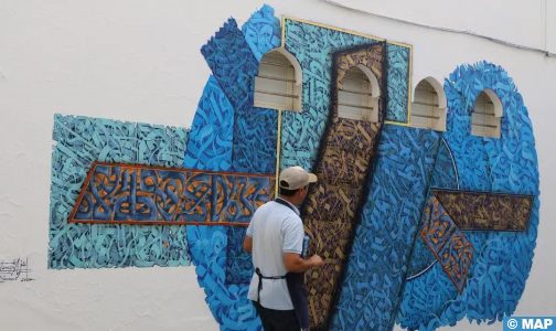 جداريات أصيلة .. حوار الريشة والألوان بين الفنان المبدع والمدينة الملهمة