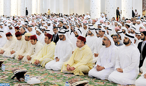 SM le Roi, Amir Al Mouminine, accomplit la prière du vendredi à la Mosquée Cheikh Zayed à Abou Dhabi