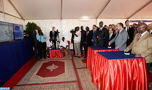 SM le Roi, accompagné du Président du Mali, inaugure le tronçon malien du câble à fibres optiques Trans Africain