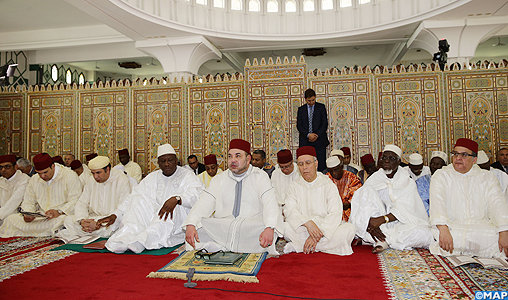 SM le Roi, Amir Al Mouminine, accomplit la prière du vendredi à la Grande mosquée Rivera à Abidjan
