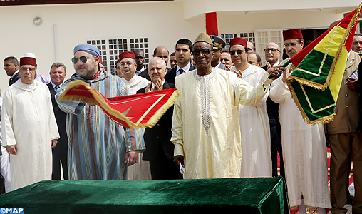SM le Roi, accompagné du président guinéen, procède à Conakry au lancement de la construction de trois complexes immobiliers de 3000 logements