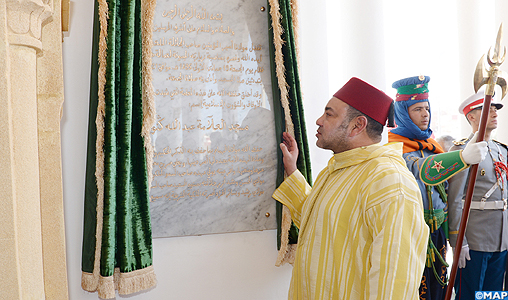 SM le Roi, Amir Al-Mouminine, inaugure à Tanger la mosquée “Abdellah Guennoun” et y accomplit la prière du vendredi