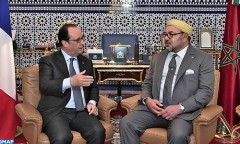 SM le Roi s’entretient à Tanger avec le président français