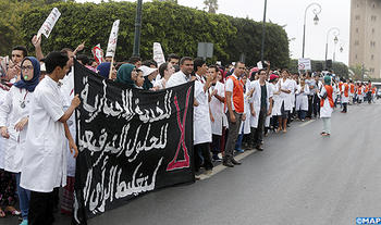 Des médecins résidents et internes et étudiants en médecine battent le pavé à Rabat