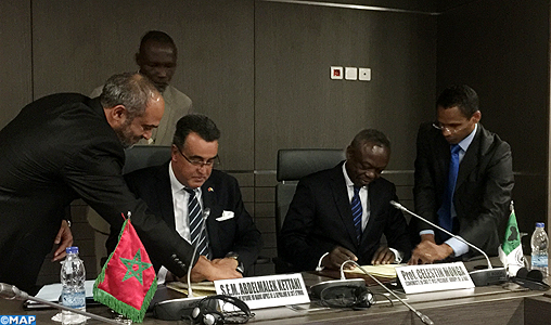 Signature à Abidjan d’un accord de prêt de 200 millions de dollars US de la BAD pour appuyer l’industrialisation au Maroc