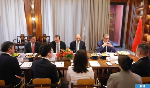 Le Chef du gouvernement rencontre à Shanghai le Président du groupe SUNRISE, leader mondial du textile