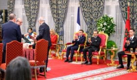 SM le Roi Mohammed VI et le Président Emmanuel Macron président la cérémonie de signature de plusieurs accords entre le Royaume du Maroc et la République française