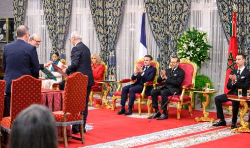 SM le Roi Mohammed VI et le Président Emmanuel Macron président la cérémonie de signature de plusieurs accords entre le Royaume du Maroc et la République française