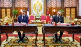 SM le Roi Mohammed VI et le Président Emmanuel Macron signent à Rabat la Déclaration relative au “Partenariat d’exception renforcé” entre le Maroc et la France