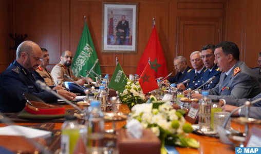 Le Général de Corps d’Armée, Inspecteur Général des FAR et Commandant la Zone Sud reçoit le Général de Corps d’Armée, Chef d’Etat-Major Général des Forces Armées Saoudiennes