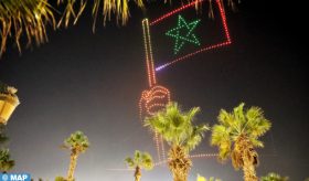 “Esprit de la Marche verte”: Des shows de drones illuminent la place Al-Mechouar à Laâyoune