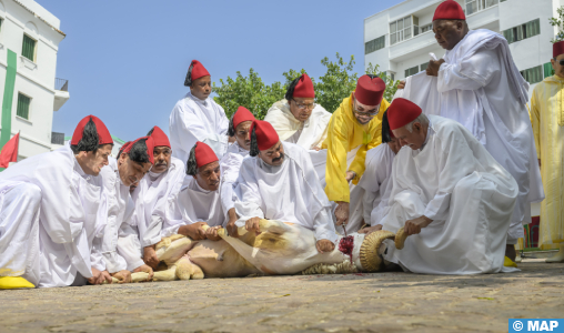 SM le Roi, Amir Al-Mouminine, accomplit la prière de l’Aïd Al-Adha à la mosquée Hassan II à Tétouan et reçoit les vœux en cette heureuse occasion